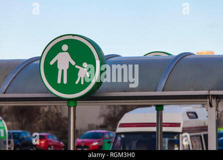 Eltern und Kleinkinder Parkplatz Schild bei Asda Superstore, Portrack Lane, Stockton on Tees, England, Großbritannien Stockfoto