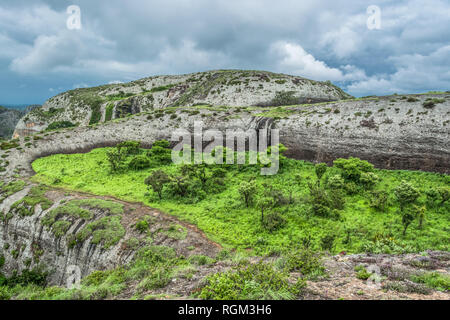 Blick auf die Berge Pungo Andongo, Pedras Negras (schwarze Steine), riesige geologische Rock Elementen, in Malange, Angola Stockfoto