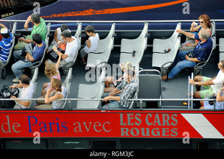 Touristen in oben offene Touristenbus oder Sightseeing Bus Paris Frankreich Stockfoto