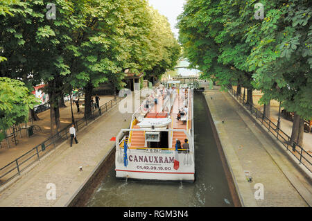 Canal Cruise oder Cruiser Kanal Boot, die durch eine Sperre auf Canal Saint-Martin Paris Frankreich Stockfoto