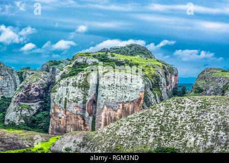 Blick auf die Berge Pungo Andongo, Pedras Negras (schwarze Steine), riesige geologische Rock Elementen, in Malange, Angola Stockfoto