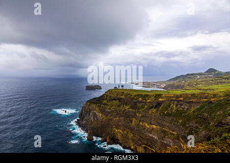 Atlantik Küste von Sao Miguel Island, der größten Insel in der portugiesischen Inselgruppe der Azoren. Feteiras Dorf auf Hintergrund Stockfoto