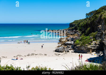 Cave Beach, NSW, Australia-December 24, 2018: die Menschen genießen das sonnige Wetter im Cave Strand in Jervis Bay, ein ruhiges Wochenende Ort surfen genießen Sie ein Stockfoto