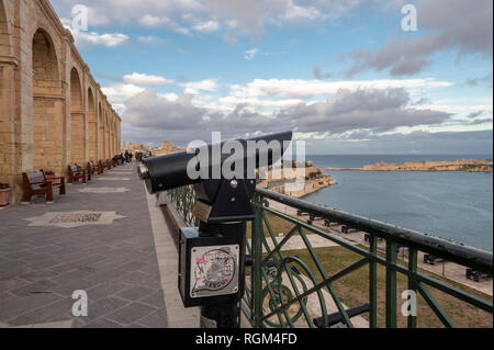 Bögen und Blick von den oberen Barrakka Gardens, Valletta, Malta. Stockfoto