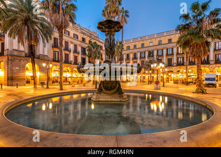 Nachtansicht des Placa Reial oder Plaça Reial im Gotischen Viertel von Barcelona, Katalonien, Spanien Stockfoto