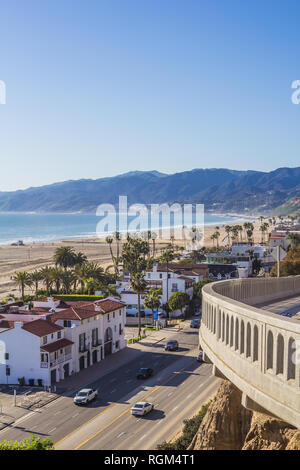 Blick von oben auf die Pacific Coast Highway, am Strand von Santa Monica, Kalifornien, USA Stockfoto