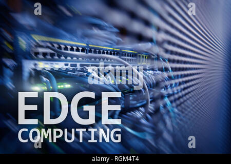 EDGE Computing, Internet und moderne Technologie Konzept auf modernen Serverraum Hintergrund Stockfoto