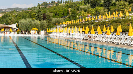 Gardasee, Italien - September 2018: Olympic-size Swimming Pool im Hotel Poiano am Ortsrand von Garda am Gardasee, mit Reflexionen von Sun Stockfoto