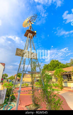 Mühle von Dänisches Dorf Solvang. Historische downtow Santa Ynez Valley in Kalifornien, USA. Berühmte Reiseziel. Blauer Himmel, Sommer Stockfoto