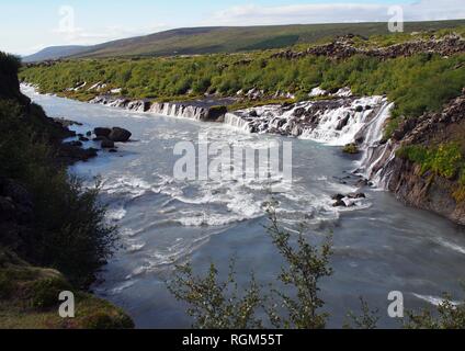 Breiten Engel Panoramablick von 700 m breiter Wasserfall Hraunfossar in Island ohne Menschen, wo Wasser fließt über Black Rock Stockfoto