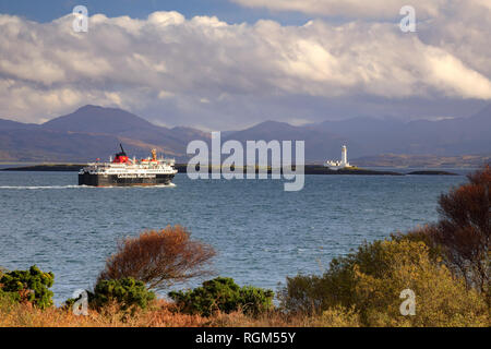 Die Cragnure nach Oban Fähre mit Lismore Leuchtturm in der Ferne. Stockfoto