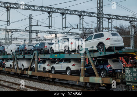 Neue Volkswagen Autos auf einem Güterzug im Bahnhof, Slowenien Stockfoto