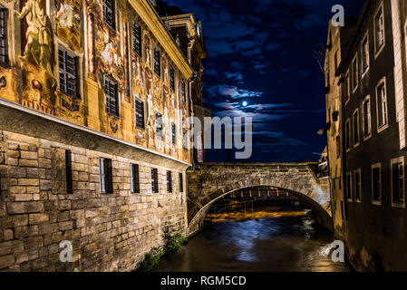 Altes Rathaus mit einem vollen Mond und einen blauen Nachthimmel, Bamberg Altstadt, Deutschland Stockfoto