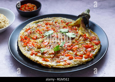 Tortang talong mit giniling, aubergine Omelett mit Schweinefleisch, philippinische Nahrung. Stockfoto