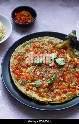 Tortang talong mit giniling, aubergine Omelett mit Schweinefleisch, philippinische Nahrung. Stockfoto