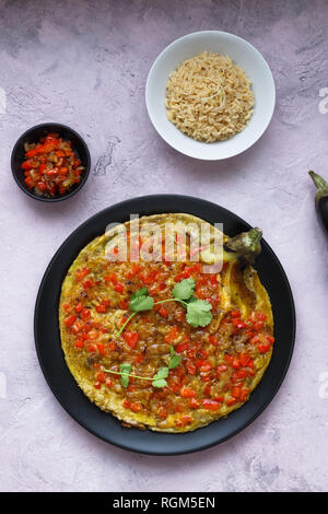 Tortang talong mit giniling, aubergine Omelett mit Schweinefleisch, philippinische Nahrung. Stockfoto