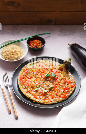 Tortang talong mit giniling, aubergine Omelett mit Schweinefleisch, philippinische Nahrung. Stockfoto