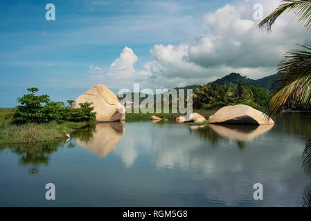 Lagune mit glatten Felsen und Wasser Reflexionen an Arrecifes Strand Tayrona National Natural Park, Kolumbien. Sep 2018 Stockfoto