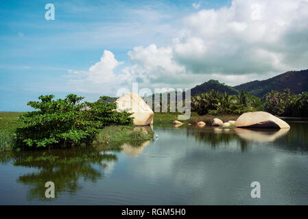 Lagune mit glatten Felsen und Wasser Reflexionen an Arrecifes Strand Tayrona National Natural Park, Kolumbien. Sep 2018 Stockfoto