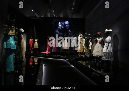 Christian Dior: Designer der Träume, V&A Museum London Stockfoto