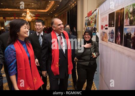 Alexandria, Ägypten. 28 Jan, 2019. Sie besuchen eine Fotogalerie auf ein Fest feiern die chinesische Frühlingsfest in Alexandria, Ägypten, Jan. 28, 2019. Ägyptischen und chinesischen Volk Samstag freudige Feierlichkeit statt durch das chinesische Generalkonsulat in Alexandria gemeinsam die anstehenden Chinesischen Frühlingsfest beginnt am 5. Februar dieses Jahres zu markieren. Credit: Meng Tao/Xinhua/Alamy leben Nachrichten Stockfoto