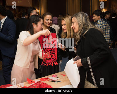 Alexandria, Ägypten. 28 Jan, 2019. Ägypter besuchen Sie einen Stall anzeigen Chinesische papercuttings auf ein Fest feiern die chinesische Frühlingsfest in Alexandria, Ägypten, Jan. 28, 2019. Ägyptischen und chinesischen Volk Samstag freudige Feierlichkeit statt durch das chinesische Generalkonsulat in Alexandria gemeinsam die anstehenden Chinesischen Frühlingsfest beginnt am 5. Februar dieses Jahres zu markieren. Credit: Meng Tao/Xinhua/Alamy leben Nachrichten Stockfoto