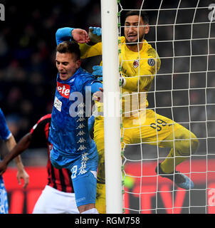 Mailand, Italien. 29 Jan, 2019. Der AC Mailand ist GianLuigi Donnarumma (R) Mias mit Napoli von Arkadiusz Milik während der Italienischen-Viertelfinale Match zwischen AC Mailand und Neapel in Mailand, Italien, Jan. 29, 2019. Credit: Alberto Lingria/Xinhua/Alamy leben Nachrichten Stockfoto