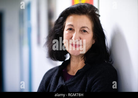 Berlin, Deutschland. 28 Jan, 2019. Necla Kelek, Publizistin und Vorstandsmitglied von Terre des Femmes, ist im Berliner Büro der internationalen Rechte der Frau Organisation basieren. Am Vorabend der Welt Hijab Tag am 1. Februar, einem globalen Streit hat sich über die Frage, ob oder nicht islamischen Kopfbedeckungen schränkt die Freiheit von Mädchen und Frauen entbrannt. Quelle: Bernd von Jutrczenka/dpa/Alamy leben Nachrichten Stockfoto