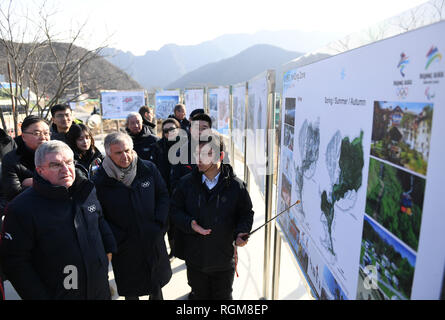 Peking, China. 29 Jan, 2019. Thomas Bach (L), Präsident des Internationalen Olympischen Komitees (IOC), besucht ein Schauplatz für die Beijing 2022 Olympischen Winterspiele im Landkreis Yanqing von Peking, der Hauptstadt von China, Jan. 29, 2019. Credit: Zhang Chenlin/Xinhua/Alamy leben Nachrichten Stockfoto