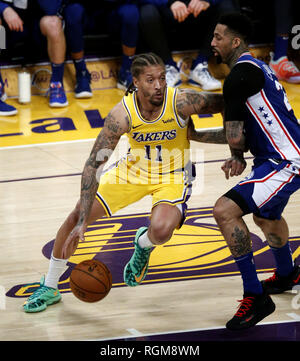 Los Angeles, Kalifornien, USA. 29 Jan, 2019. Los Angeles Lakers" Michael Beasley (11) Antriebe gegen Philadelphia 76ers' Wilson Chandler (22) Während ein NBA Basketball Spiel zwischen den Los Angeles Lakers und Philadelphia 76ers Dienstag, Januar 29, 2019, in Los Angeles. Credit: Ringo Chiu/ZUMA Draht/Alamy leben Nachrichten Stockfoto