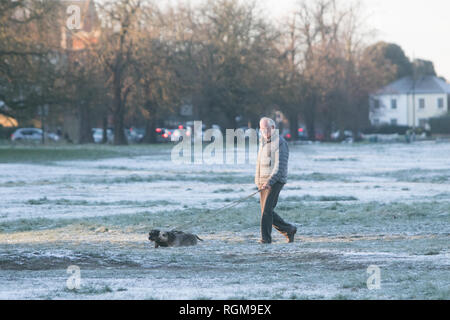 London, Großbritannien. 30. Januar 2019. Menschen gehen auf Wimbledon Common abgedeckt in heavy Frost und Eis auf einem Bitterkalten morgen, da Temperaturen unter dem Gefrierpunkt Credit drop: Amer ghazzal/Alamy leben Nachrichten Stockfoto