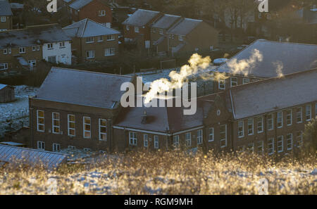 Brighton UK 30. Januar 2019 - Schnee auf den Dächern der Whitehawk Immobilien in Brighton, die am frühen Morgen, als mehr Schnee und Frost sind für den Südosten von England morgen Kredit Prognose: Simon Dack/Alamy leben Nachrichten Stockfoto