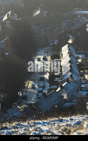 Brighton UK 30. Januar 2019 - Schnee auf den Dächern der Whitehawk Immobilien in Brighton, die am frühen Morgen, als mehr Schnee und Frost sind für den Südosten von England morgen Kredit Prognose: Simon Dack/Alamy leben Nachrichten Stockfoto