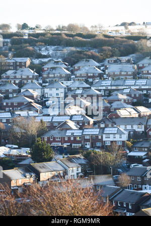 Brighton UK 30. Januar 2019 - Schnee auf den Dächern der Whitehawk Immobilien in Brighton, die am frühen Morgen, als mehr Schnee und Frost sind für den Südosten von England morgen Kredit Prognose: Simon Dack/Alamy leben Nachrichten Stockfoto