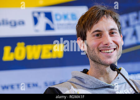 Mannheim, Deutschland. 30 Jan, 2019. Handball: Bundesliga, Pressekonferenz des Bundesligavereins Rhein-Neckar-Löwen in der SAP Arena. Handball Spieler Uwe Gensheimer lacht auf einer Pressekonferenz. Das nationale Team Kapitän kehrt in der Rhein-Neckar Löwen für die neue Saison. Foto: Uwe Anspach/dpa/Alamy leben Nachrichten Stockfoto