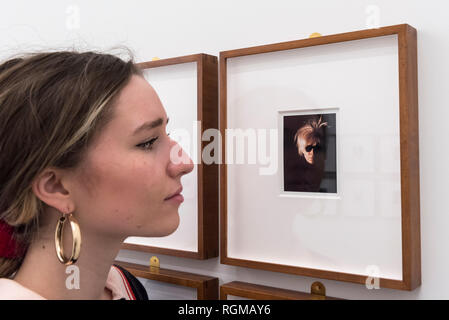 London, Großbritannien. 30. Januar 2019. Ein Mitarbeiter Ansichten self-Portrait in Fright Wig" (1986) von Andy Warhol. Vorschau von 'Andy Warhol Polaroid Bilder", eine Ausstellung von über 60 Porträt und Selbstporträt Polaroid Fotos von Andy Warhol. Die Werke, die Künstler, Schauspieler, Politiker und Freunde seiner Fabrik entourage in New York in den 70er und 80er Jahre zeigen, sind auf Anzeige vom 2. Februar bis 13. April 2019 an Bastian Galerie in Mayfair. Credit: Stephen Chung/Alamy leben Nachrichten Stockfoto