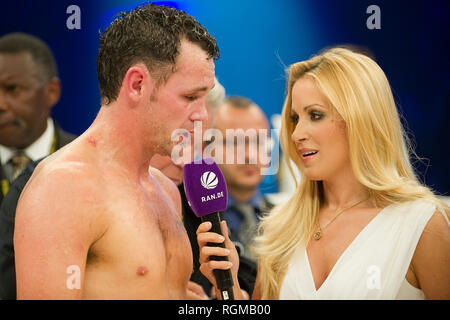 Felix Sturm wird 40 am Januar 31, 2019, Daniel Geale (AUS) im Interview mit SAT-1-Moderatorin Andrea Kaiser; Boxen, withtelgewicht, WM-Titel kämpfen Felix Sturm (GER, WBA-Weltmeister) vs Daniel Geale (AUS, IBF-Weltmeister) am 01.09.2012 in O-berhausen/Deutschland. | Verwendung weltweit Stockfoto