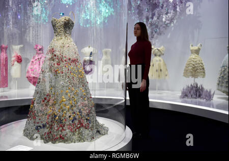 V&A, London, UK. 30. Januar, 2019. Christian Dior, die größte und umfangreichste Ausstellung, die jemals in Großbritannien auf dem Haus von Dior - das V&A die größte Modemesse seit Alexander McQueen inszeniert: Schönheit Savage im Jahr 2015. Von 1947 bis in die Gegenwart, Christian Dior: Designer der Träume zeichnet die Geschichte und die Auswirkungen von einer der einflussreichsten des 20. Jahrhunderts couturiers. Bild: Jardin Fleuri Kleid. Christian Dior von Maria Grazia Chiuri. Haute couture, Frühjahr/Sommer 2017. Dior Héritage Sammlung, Paris. Credit: Malcolm Park/Alamy leben Nachrichten Stockfoto