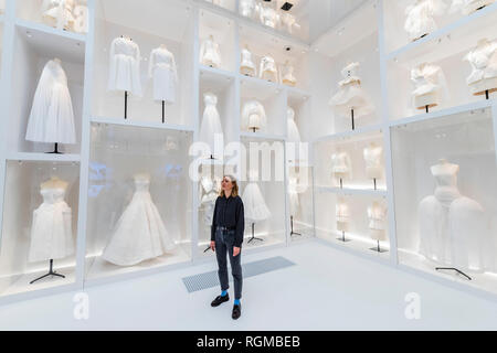 London, Großbritannien. 30. Januar, 2019. Ateliers - Christian Dior: Designer der Träume - das größte und umfangreichste Ausstellung, die jemals in Großbritannien auf dem Haus von Dior. Von 1947 bis in die Gegenwart, die Geschichte und die Auswirkungen von einer der einflussreichsten des 20. Jahrhunderts couturiers, und die sechs Intendanten, die ihn gelungen. Credit: Guy Bell/Alamy leben Nachrichten Stockfoto