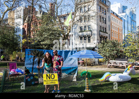 London, Großbritannien. 30 Jan, 2019. Aktivisten von Amnesty International UK gegründet", Stacheldraht beach' außerhalb der Sitz von TripAdvisor als Teil einer Kampagne, die Tatsache, dass die online Tourismus Unternehmen organisiert Reisen in der illegalen israelischen Siedlungen in der Israelischen zu markieren - besetzten Palästinensischen Gebieten. Credit: Mark Kerrison/Alamy leben Nachrichten Stockfoto