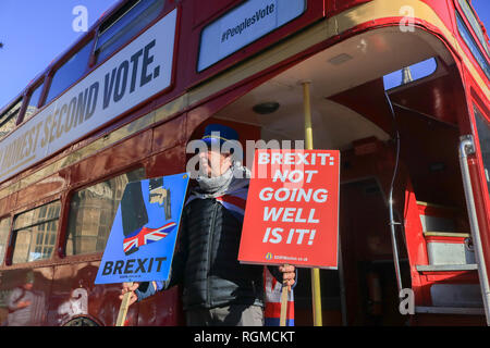 London, Großbritannien. 30 Jan, 2019. Steve Bray Gründer von sodem (Stand der Missachtung der Europäischen Bewegung) steht mit Plakaten auf einem roten Routemaster Bus außerhalb des Parlaments Credit: Amer ghazzal/Alamy leben Nachrichten Stockfoto