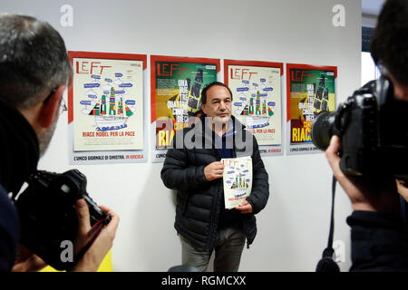 Domenico (Mimmo) Lucano, Bürgermeister von Riace Rom zum 30. Januar 2019. Pressekonferenz anlässlich der Ende der Petition für die Kandidatur von Mimmo Lucano für den Friedensnobelpreis. Der Bürgermeister von Riace, machte Schlagzeilen auf der ganzen Welt für seine ungewöhnlichen Programm, dass Migranten in den dünn besiedelten Stadt in Kalabrien begrüßte, Ihnen Wohnungen verlassen und on-the-job-Training, in der Hoffnung, dass die Neuankömmlinge die Wirtschaft beleben würde. Domenico Lucano, Warten auf Urteil, zurückgehalten wurde im Oktober letzten Jahres über seine angeblichen Beteiligung an der Organisation von "arriages der Bequemlichkeit" für die Zuwanderung. Stockfoto