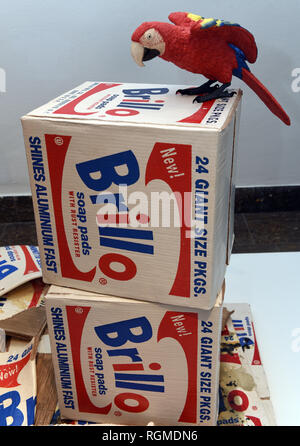 30. Januar 2019, Nordrhein-Westfalen, Düsseldorf: Die großformatigen Skulptur "Brillo Box con Papagalli" durch die italienische Künstler Duo "Bertozzi & Casoni' steht im hetjens - Deutsches Keramikmuseum (Teilansicht). Was erscheint dem Betrachter als ein Haufen von alten zerrissenen Karton cortons, in der Papageien genistet haben, besteht vollständig aus Keramik. Seit mehr als 35 Jahren die Künstler arbeiten mit dem Material Keramik, in Imola, Italien. Besucher können die Kunstwerke ansehen. Bis zum 24. März 2019. Foto: Horst Ossinger/dpa Stockfoto