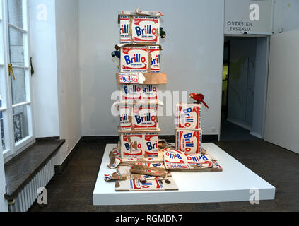 30. Januar 2019, Nordrhein-Westfalen, Düsseldorf: Die großformatigen Skulptur "Brillo Box con Papagalli" durch die italienische Künstler Duo "Bertozzi & Casoni' ist auf Anzeige im hetjens - Deutsches Keramikmuseum. Was erscheint dem Betrachter als ein Haufen von alten zerrissenen Karton cortons, in der Papageien genistet haben, besteht vollständig aus Keramik. Seit mehr als 35 Jahren die Künstler arbeiten mit dem Material Keramik, in Imola, Italien. Besucher können die Kunstwerke ansehen. Bis zum 24. März 2019. Foto: Horst Ossinger/dpa Stockfoto