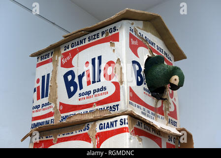 30. Januar 2019, Nordrhein-Westfalen, Düsseldorf: Die großformatigen Skulptur "Brillo Box con Papagalli" durch die italienische Künstler Duo "Bertozzi & Casoni' steht im hetjens - Deutsches Keramikmuseum (Teilansicht). Was erscheint dem Betrachter als ein Haufen von alten zerrissenen Karton cortons, in der Papageien genistet haben, besteht vollständig aus Keramik. Seit mehr als 35 Jahren die Künstler arbeiten mit dem Material Keramik, in Imola, Italien. Besucher können die Kunstwerke ansehen. Bis zum 24. März 2019. Foto: Horst Ossinger/dpa Stockfoto