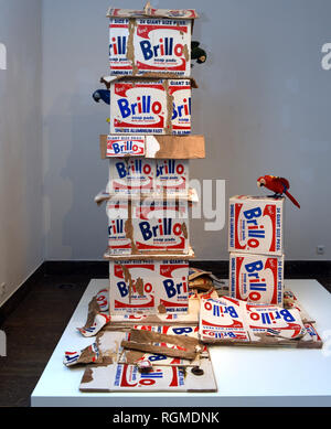 30. Januar 2019, Nordrhein-Westfalen, Düsseldorf: Die großformatigen Skulptur "Brillo Box con Papagalli" durch die italienische Künstler Duo "Bertozzi & Casoni' ist auf Anzeige im hetjens - Deutsches Keramikmuseum. Was erscheint dem Betrachter als ein Haufen von alten zerrissenen Karton cortons, in der Papageien genistet haben, besteht vollständig aus Keramik. Seit mehr als 35 Jahren die Künstler arbeiten mit dem Material Keramik, in Imola, Italien. Besucher können die Kunstwerke ansehen. Bis zum 24. März 2019. Foto: Horst Ossinger/dpa Stockfoto