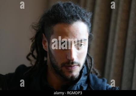 Josh Navidi, die Wales Rugby player spricht zu den Medien während des Wales Rugby Team Pressekonferenz im Vale Resort Hensol, in der Nähe von Cardiff, South Wales am Mittwoch, 30. Januar 2019. Das Team bereitet sich auf Ihre öffnung Guinness Six Nations 2019 Rugby übereinstimmen. pic von Andrew Obstgarten/Andrew Orchard sport Fotografie/Alamy leben Nachrichten Stockfoto