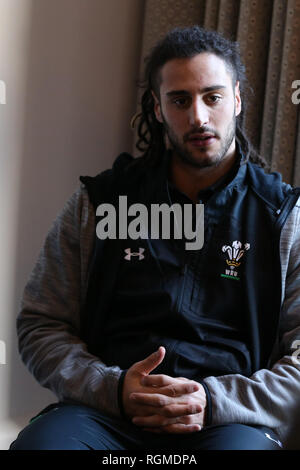 Josh Navidi, die Wales Rugby player spricht zu den Medien während des Wales Rugby Team Pressekonferenz im Vale Resort Hensol, in der Nähe von Cardiff, South Wales am Mittwoch, 30. Januar 2019. Das Team bereitet sich auf Ihre öffnung Guinness Six Nations 2019 Rugby übereinstimmen. pic von Andrew Obstgarten/Andrew Orchard sport Fotografie/Alamy leben Nachrichten Stockfoto