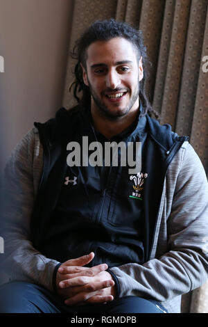 Josh Navidi, die Wales Rugby player spricht zu den Medien während des Wales Rugby Team Pressekonferenz im Vale Resort Hensol, in der Nähe von Cardiff, South Wales am Mittwoch, 30. Januar 2019. Das Team bereitet sich auf Ihre öffnung Guinness Six Nations 2019 Rugby übereinstimmen. pic von Andrew Obstgarten/Andrew Orchard sport Fotografie/Alamy leben Nachrichten Stockfoto