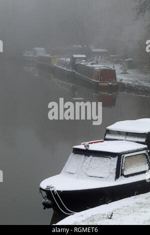 Crooke, Greater Manchester. 30. Januar 2019. Eine leichte Schneedecke fiel über North West England über Nacht zum 30.1.19. Die Boote in der ehemaligen Bergbau Dorf Crooke in der Nähe von Wigan in Greater Manchester erhielt eine Decke, während der Kanal nicht morgens Einfrieren blieb neblig und trüb. Credit: Colin Wareing/Alamy Leben Nachrichten Cw 6581 Stockfoto